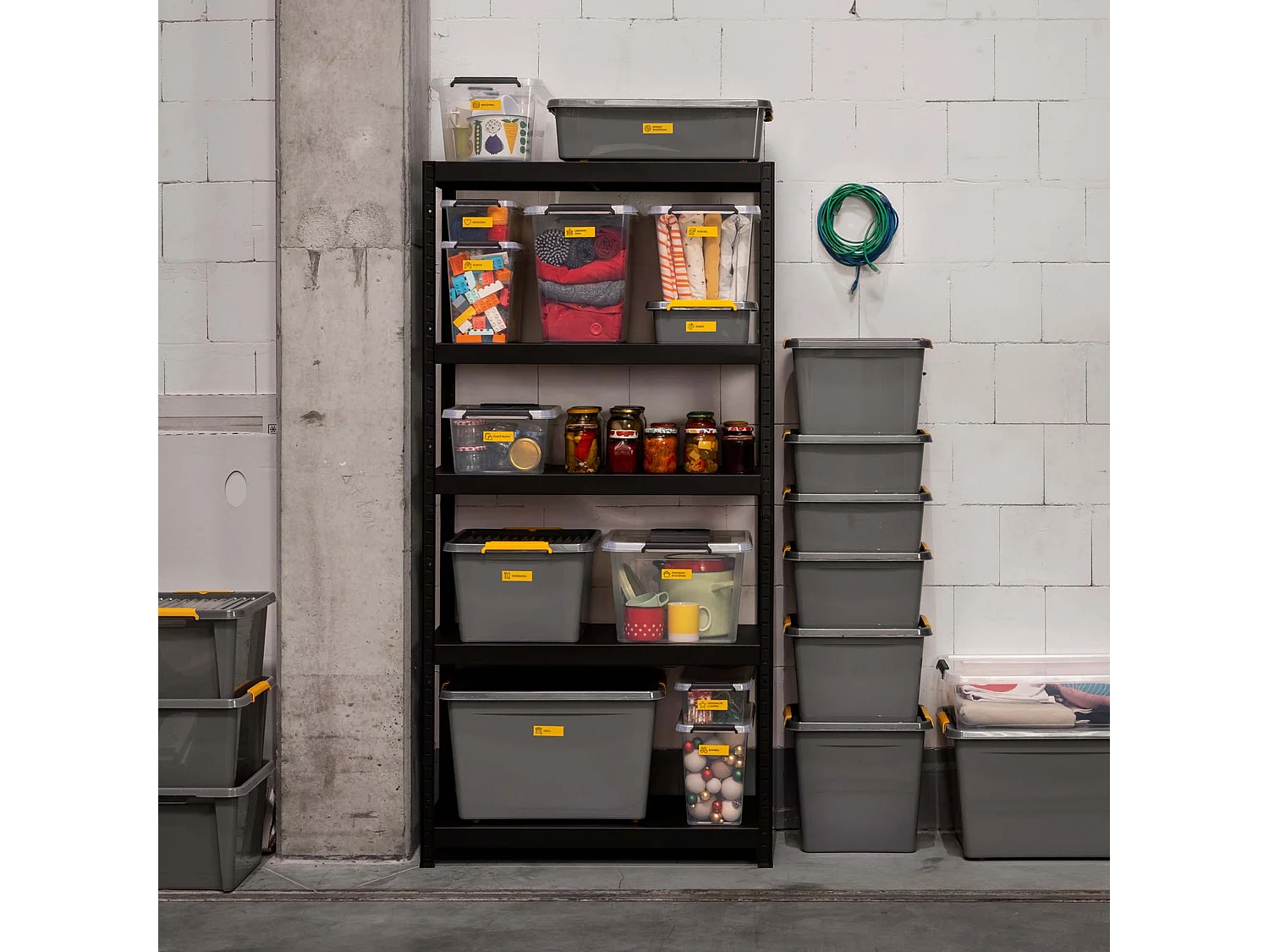 Boîte de rangement plastique verrouillable avec couvercle à roulettes polypropylène gris-jaune 58x39x43 cm
