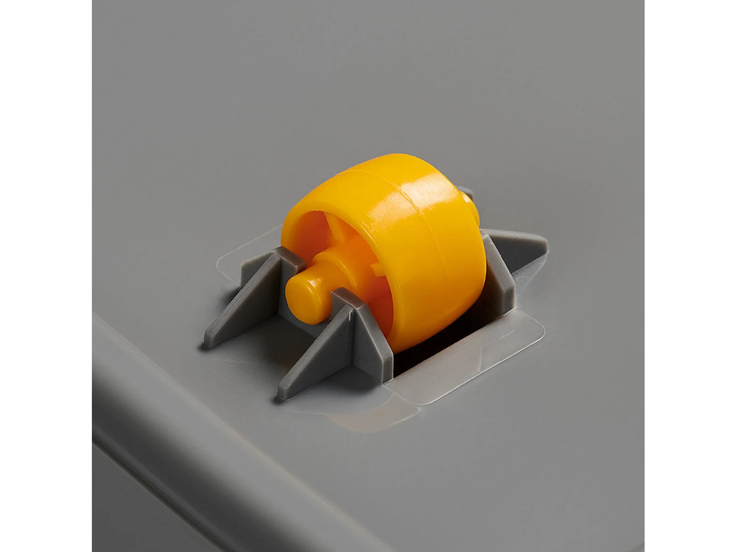 Boîte de rangement plastique verrouillable avec couvercle à roulettes polypropylène gris-jaune 58x39x43 cm