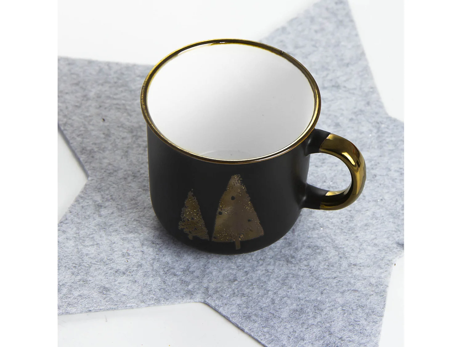 Tazza natalizia in porcellana con motivo albero di Natale nero e oro 400 ml 9,5x9 cm