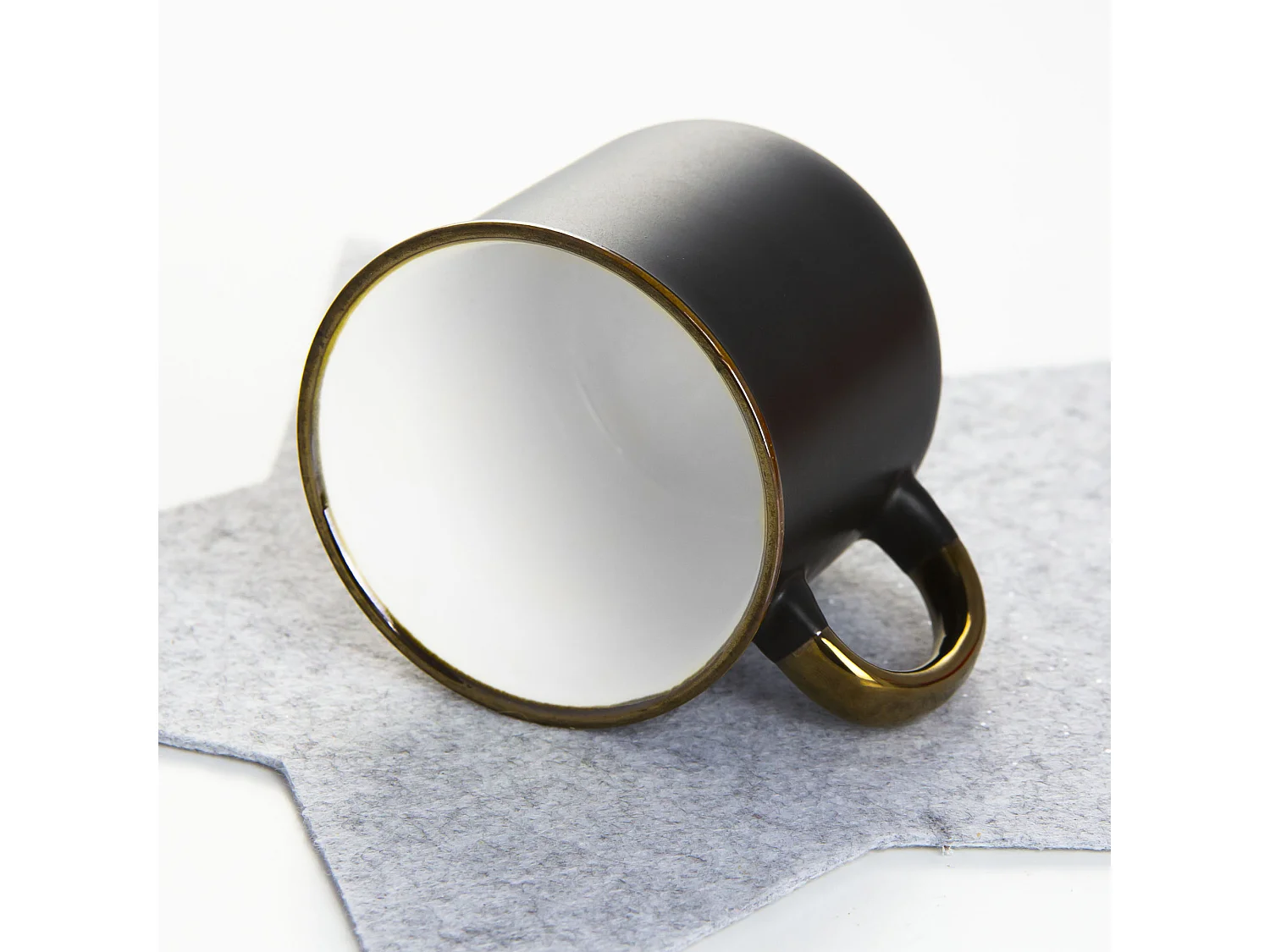 Tazza natalizia in porcellana con motivo albero di Natale nero e oro 400 ml 9,5x9 cm