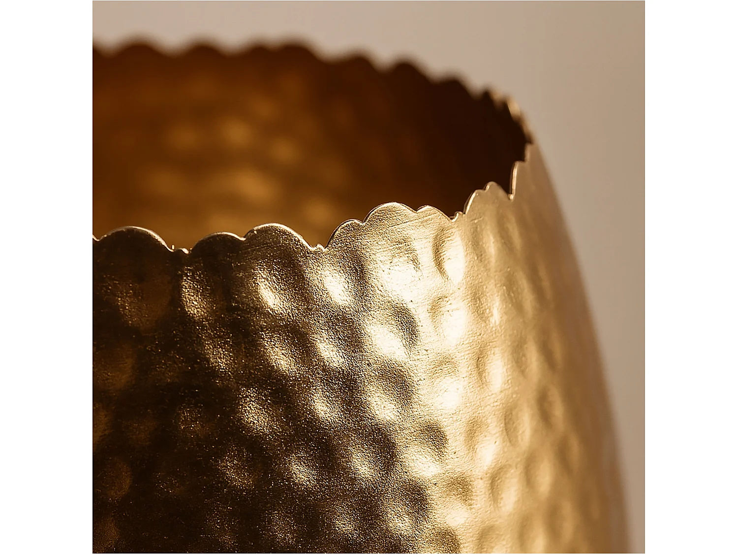 Vaso decorativo in metallo martellato oro opaco 18x18x29,5 cm