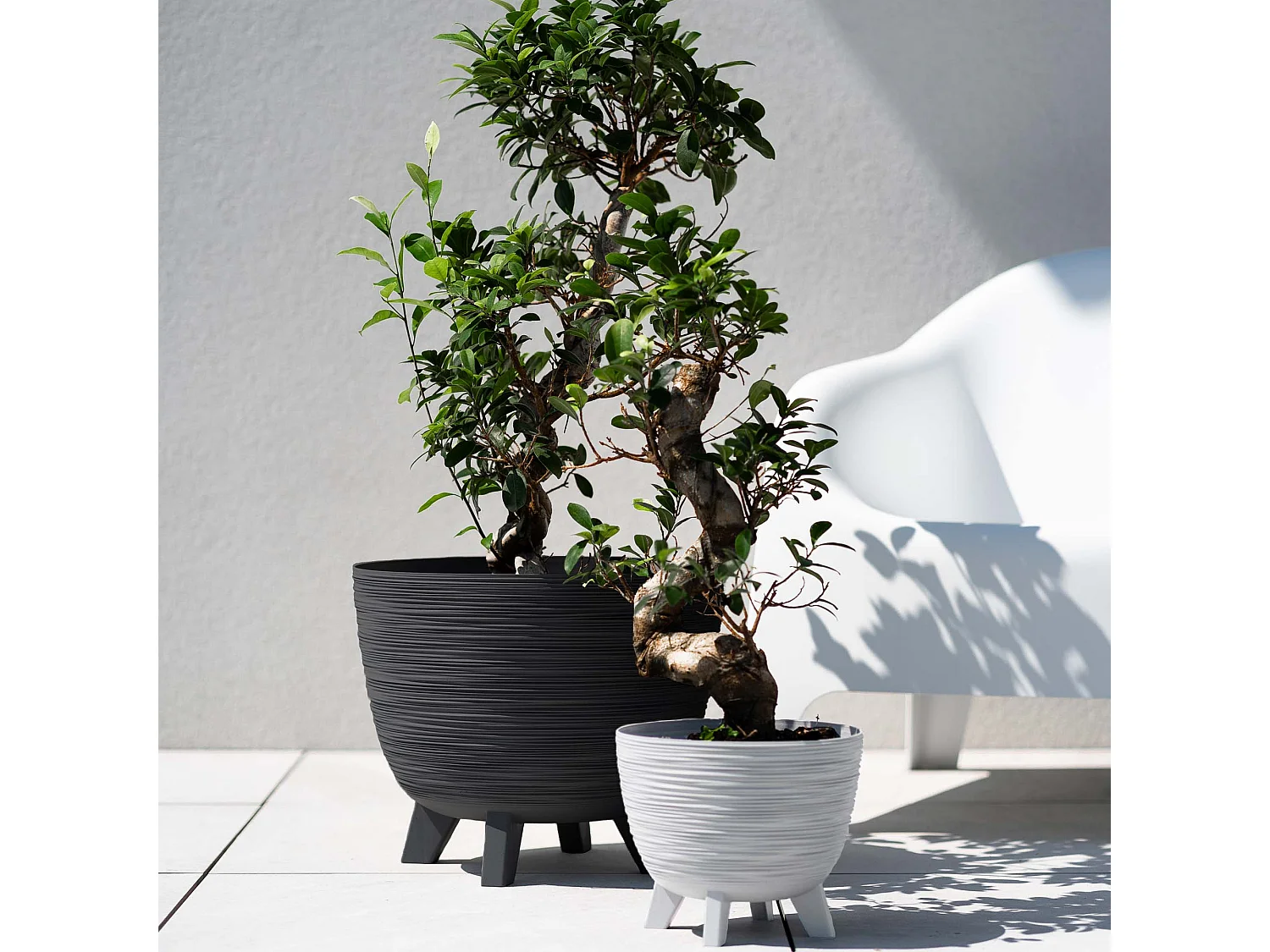 Pot de fleurs décoratif sur pieds en plastique blanc 39,5 cm