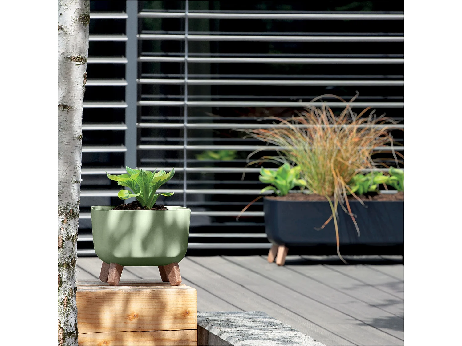 Decoratieve bloempot met poten kunststof groen 39x27 cm
