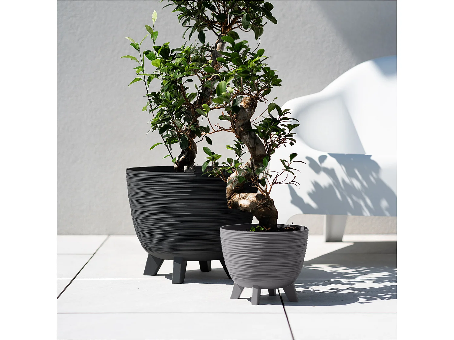 Pot de fleurs décoratif sur pieds en plastique gris 29 cm