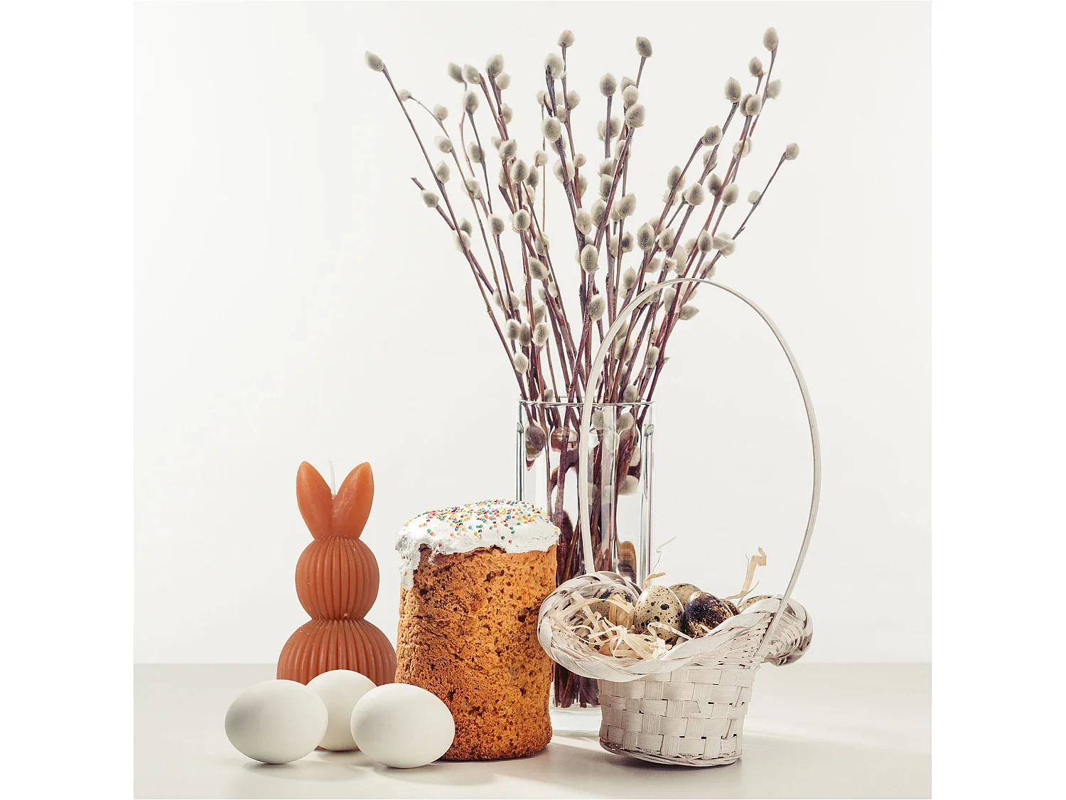 Bougie décorative de Pâques lapin sur œuf cire bordeaux 12,5x6 cm