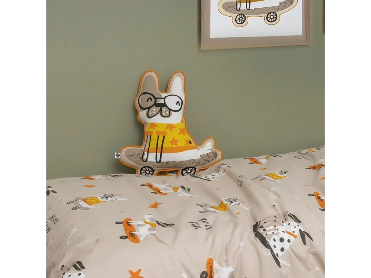 Coussin déhoussable 45x40cm motif et forme chien skater - BARNABE
