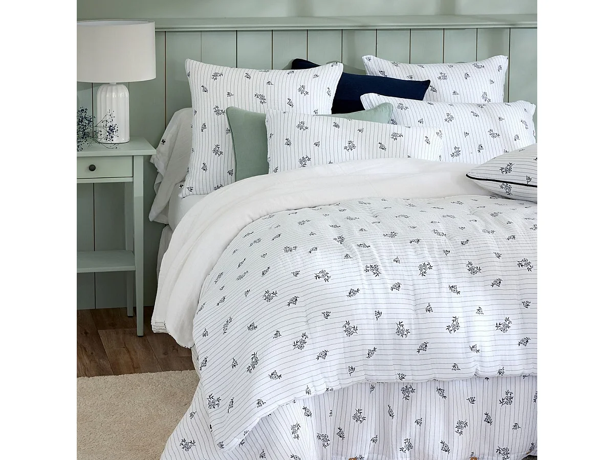 Chemin de lit 90x200cm gaze de coton blanc fleurs marine - ALIENOR