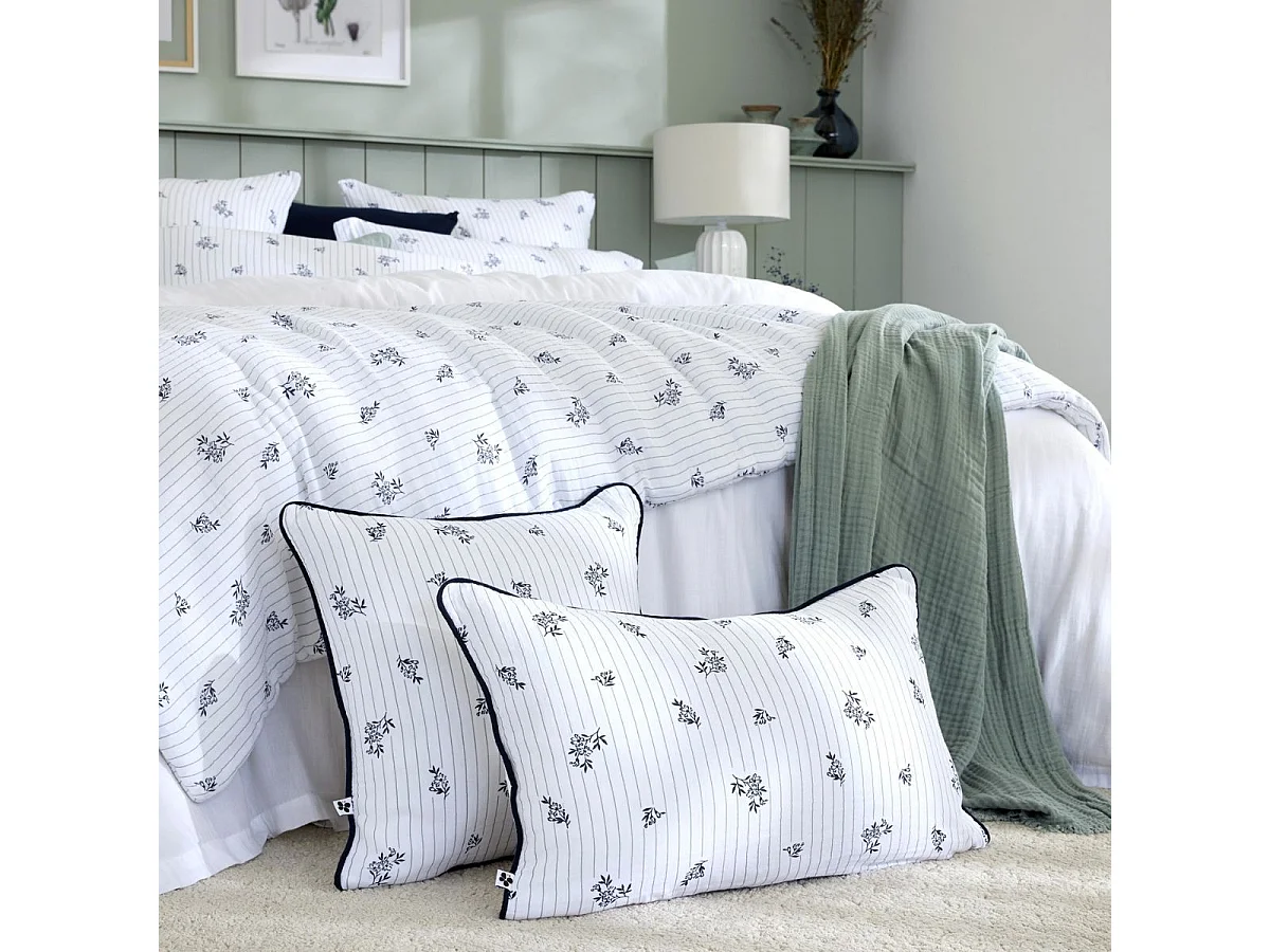 Coussin déhoussable 40x60cm gaze de coton blanc fleurs marine - ALIENOR