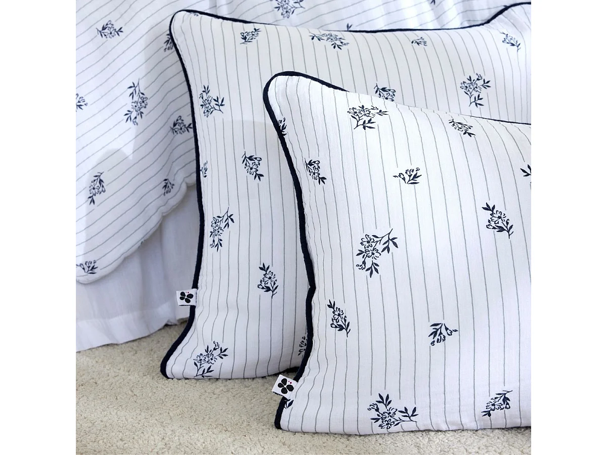 Coussin déhoussable 40x60cm gaze de coton blanc fleurs marine - ALIENOR