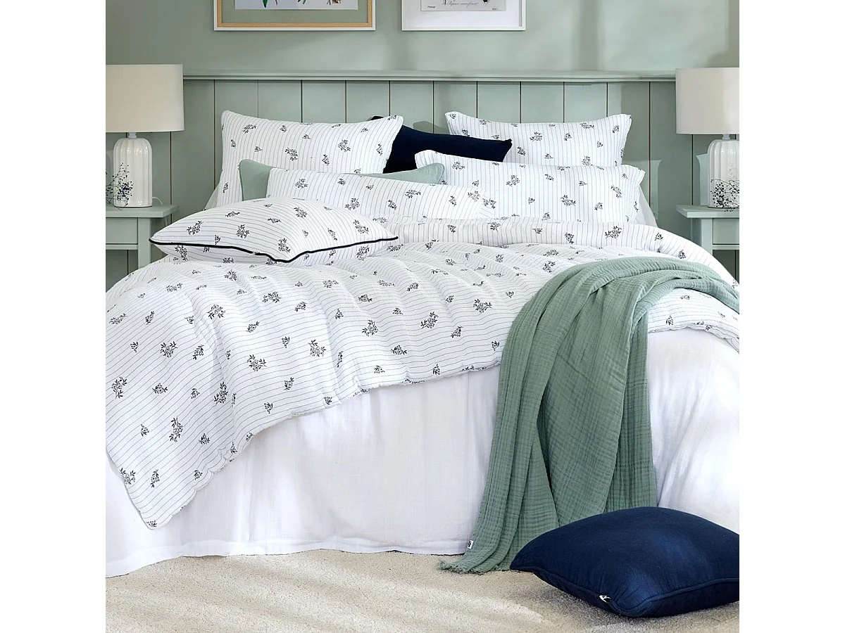 Taie d'oreiller 60x60cm gaze de coton blanc fleurs marine - ALIENOR