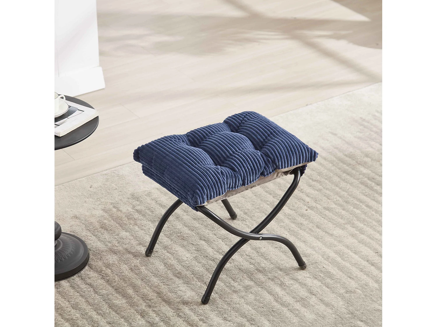 Ergonomische chaise longue met poef en zijvak, comfortabele loungestoel van PP-katoen, ontspanning en praktische opbergruimte, marineblauw