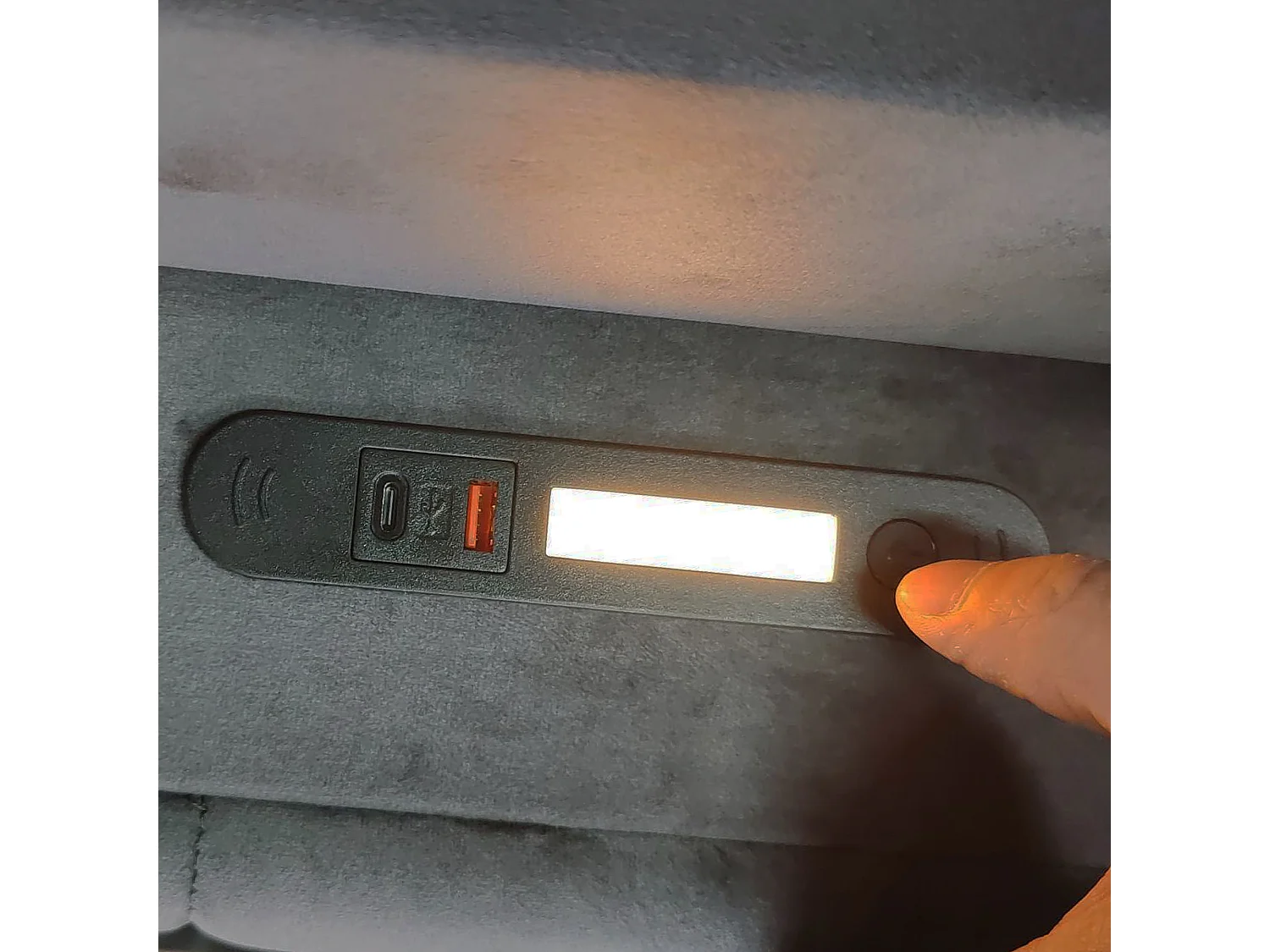 90 x 200 cm Stauraumbett mit Kopfteil, LED-Beleuchtung und USB-/Type-C-Anschlüssen - Samt - Dunkelgrau (Matratze nicht im Lieferumfang enthalten)