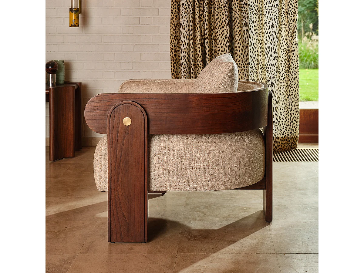Poltrona Mindi Marrone con Tessuto Testurizzato Beige - Presenza Scultorea ARCHIBALD, Design Compatto, Dettagli in Bouclé