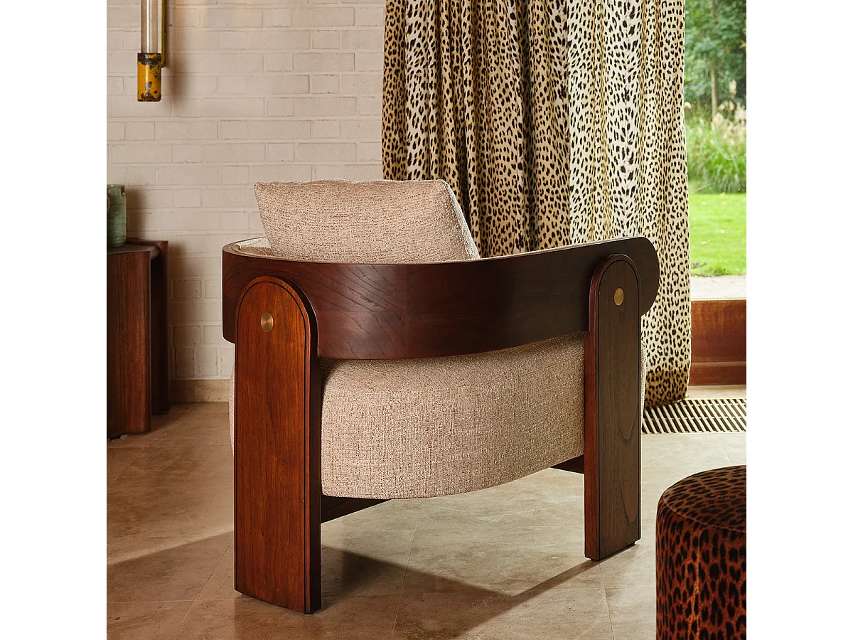 Poltrona Mindi Marrone con Tessuto Testurizzato Beige - Presenza Scultorea ARCHIBALD, Design Compatto, Dettagli in Bouclé