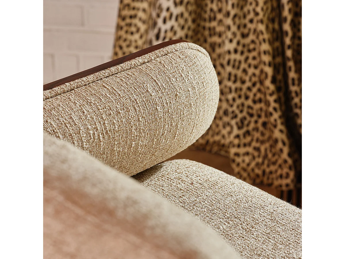 Poltrona Mindi Marrone con Tessuto Testurizzato Beige - Presenza Scultorea ARCHIBALD, Design Compatto, Dettagli in Bouclé