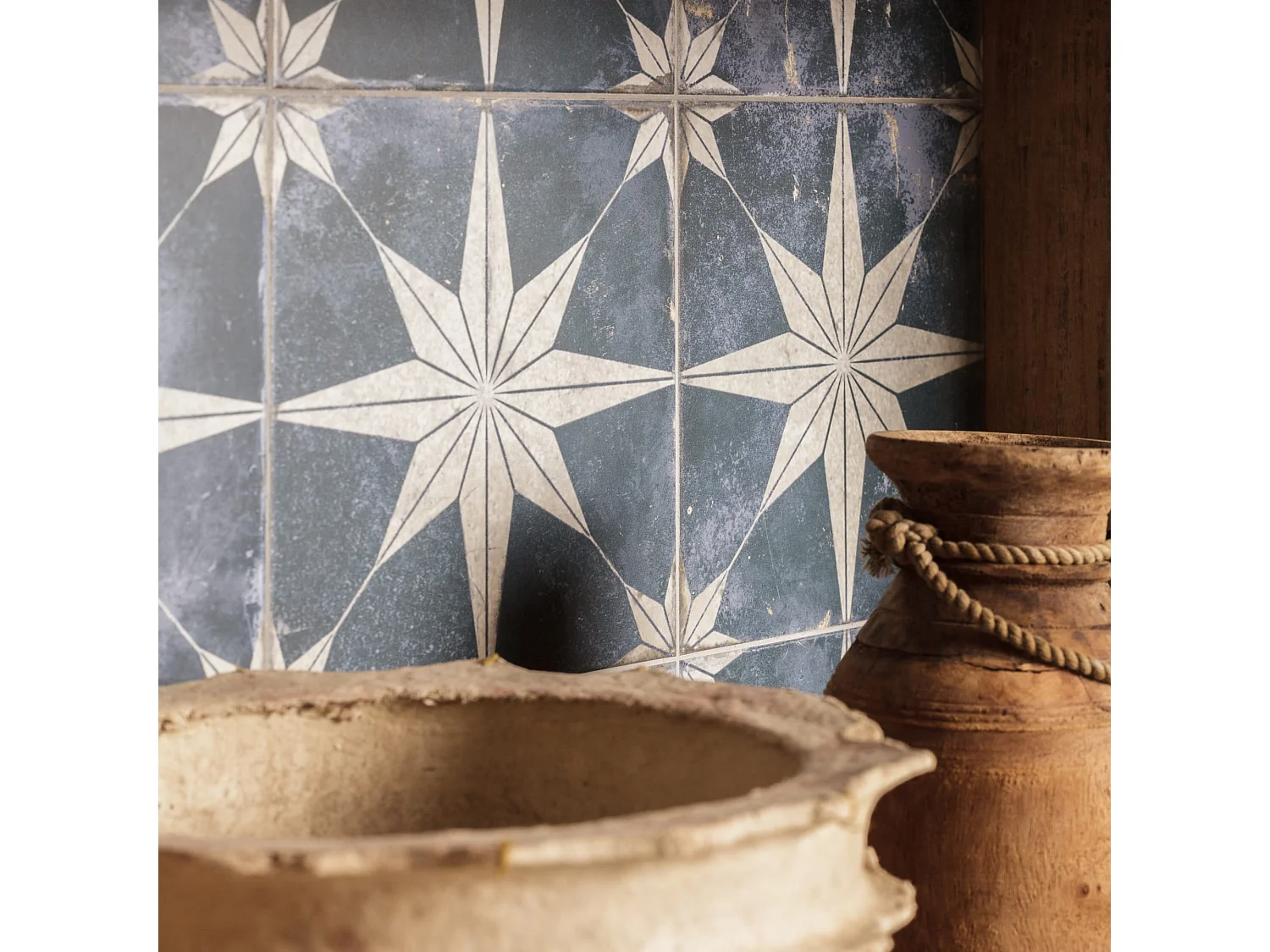 Carrelage Vintage effet Carreau ciment Etoile Blanche et Fond Bleu 45x45x0,95 cm Sparta - Sol et mur intérieur (vendu par carton de 1 m²) - RO'MA CARRELAGE