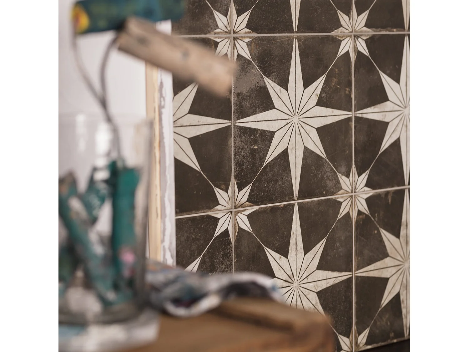 Carrelage Vintage effet Carreau ciment Etoile Blanche et Fond Noir 45x45x0,95 cm Sparta - Sol et mur intérieur (vendu par carton de 1 m²) - RO'MA CARRELAGE