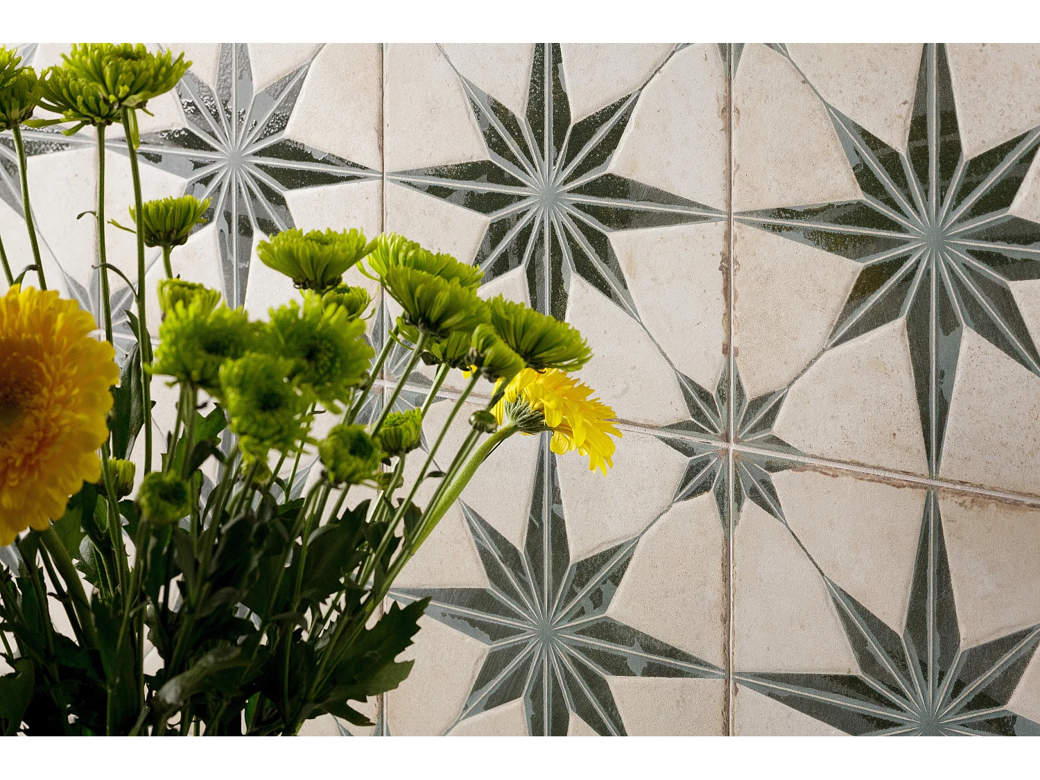 Carrelage Vintage effet Carreau ciment 3D Etoile Verte et Fond Blanc 22,3x22,3x0,9 cm Sparta - Sol et mur intérieur (vendu par carton de 0,65 m²) - RO'MA CARRELAGE