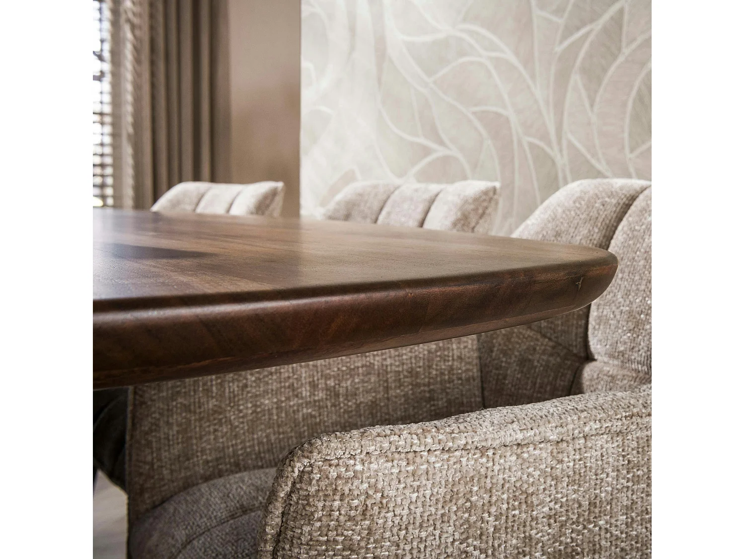 Table à manger bois d'acacia foncé design organique 180 cm NAKO