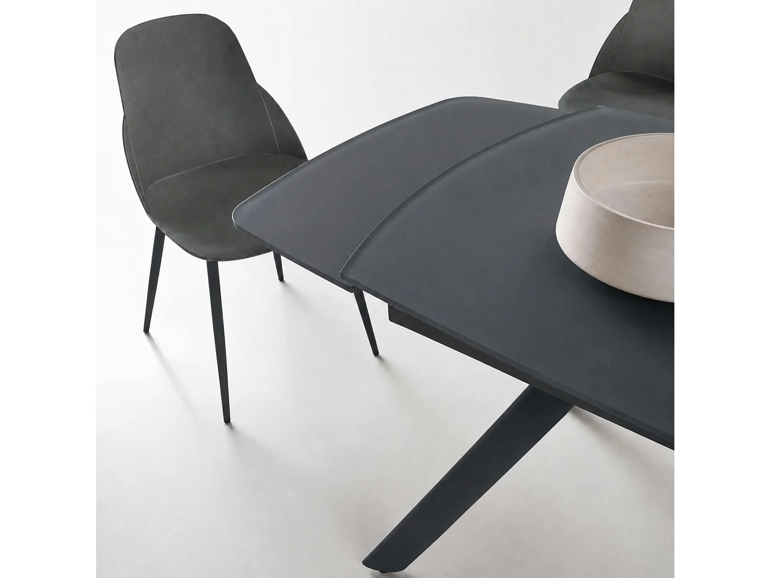 Table extensible en verre gris sombre 140-210 cm ALBA