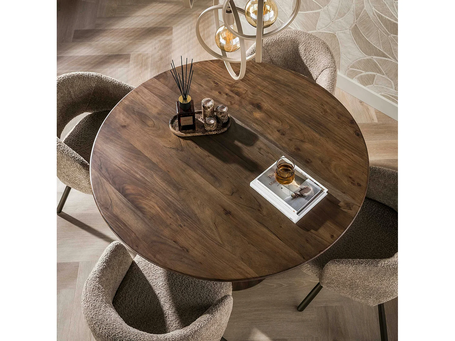 Table ronde en bois d'acacia foncé design organique Ø130 cm NAKO