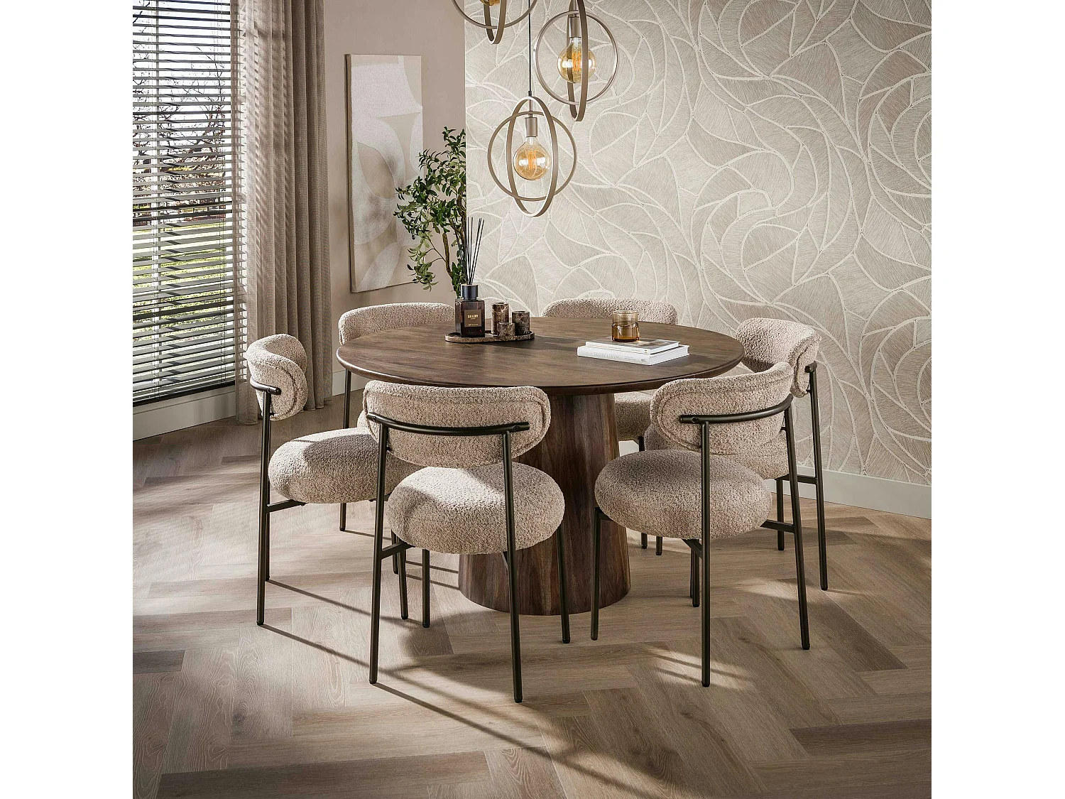 Table ronde en bois d'acacia foncé design organique Ø130 cm NAKO