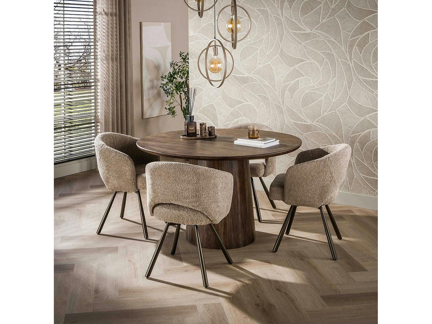 Table ronde en bois d'acacia foncé design organique Ø130 cm NAKO