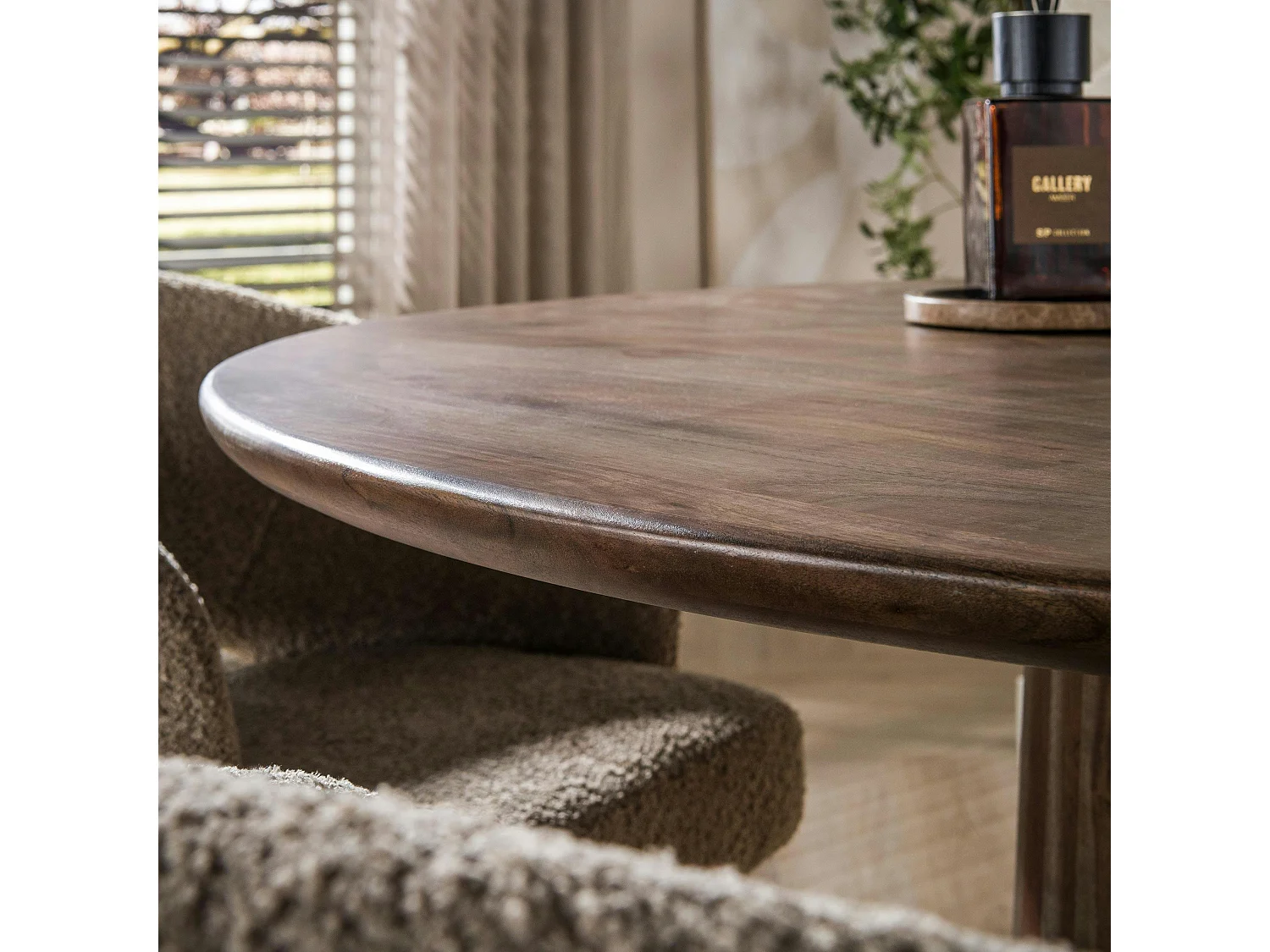 Table ronde en bois d'acacia foncé design organique Ø130 cm NAKO