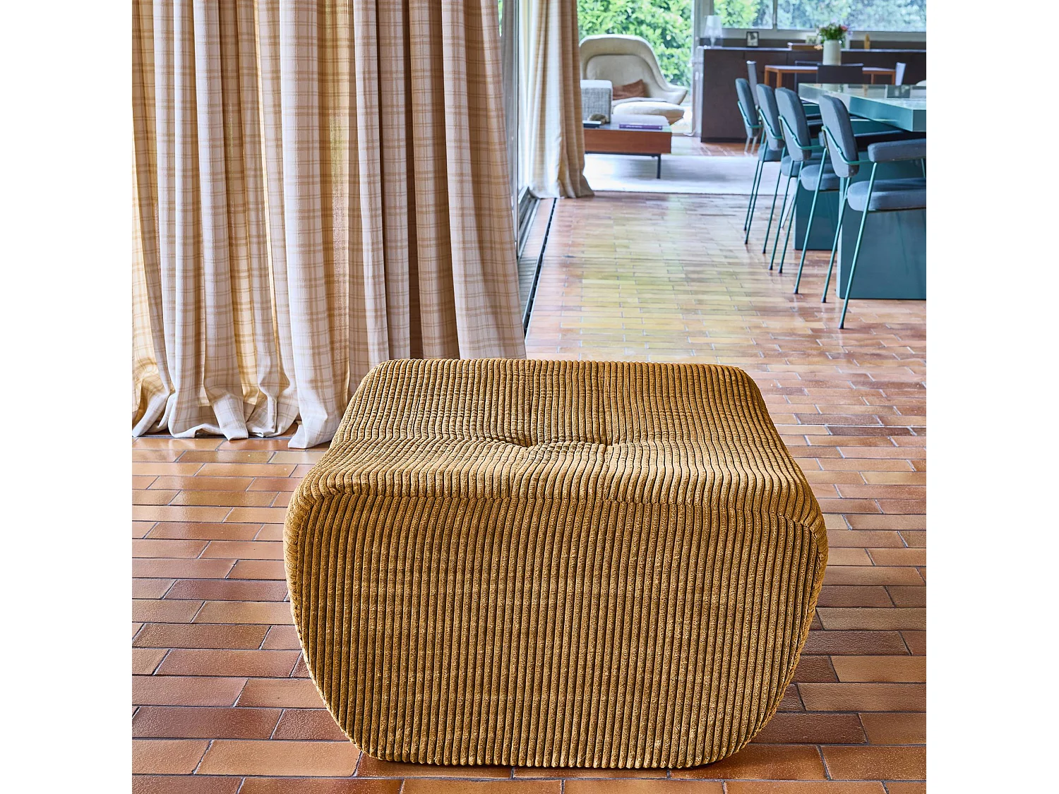 Pouf. repose-pieds pour chauffeuse Sokol velours côtelé moutarde - Sokol