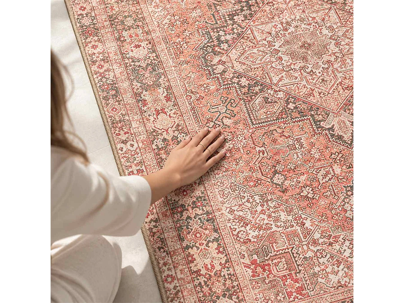 The White Stone Tappeto 140x190 cm Fantasia Shiraz | Tappeto Orientale Stile Persiano con Effetto Vintage Antichizzato | Pelo Corto in 100% Poliestere, Stampa