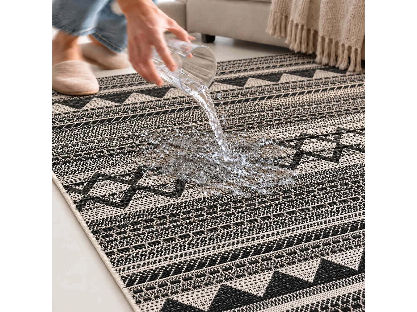 The White Stone Utomhusmatta med etniskt mönster 140x200 cm svart | För inomhus- och utomhusbruk, UV- och vattentålig, tvättbar | Flatvävd matta i polypropen med