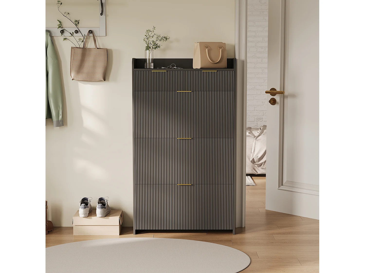Slanke schoenenkast met 3 neerklapbare deuren en 2 lades - gegroefde panelen en gouden handgrepen, 77x24x133cm, zwart