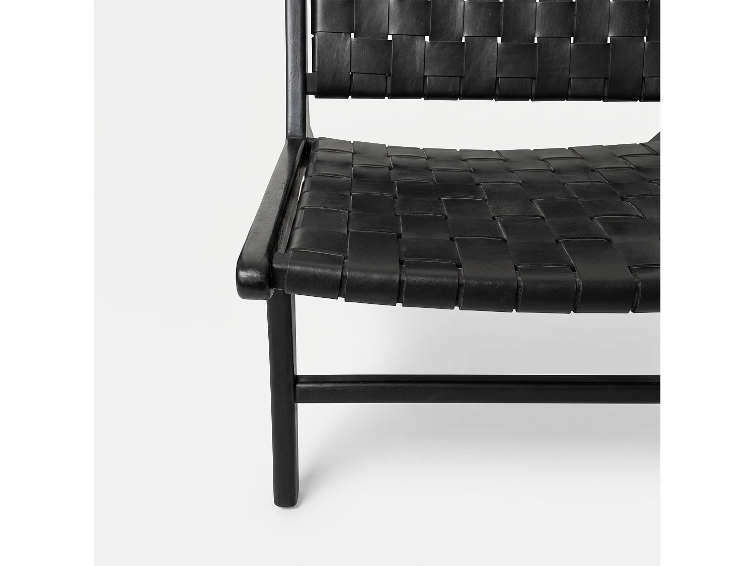 Sillón de teca negra y cuero trenzado - Kuna