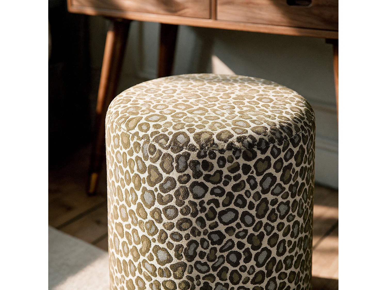 Puf redondo de tela con estampado de leopardo caqui - Lily