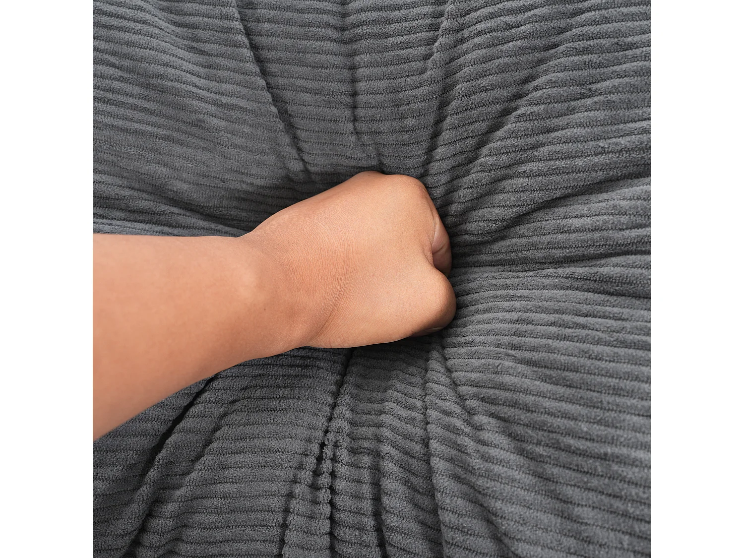 Fauteuil relax ovale en velours côtelé gris foncé, assise profonde pour le salon