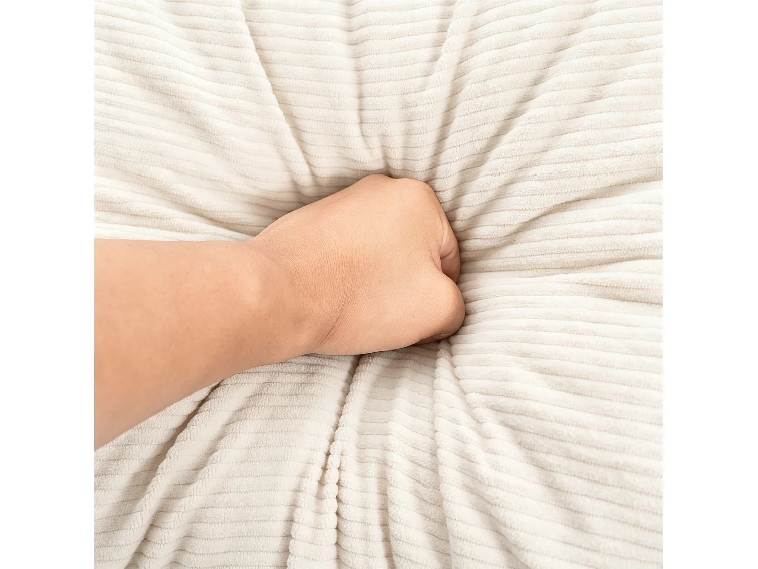 Fauteuil ovale en velours côtelé beige clair, assise profonde de 122 cm, sans montage