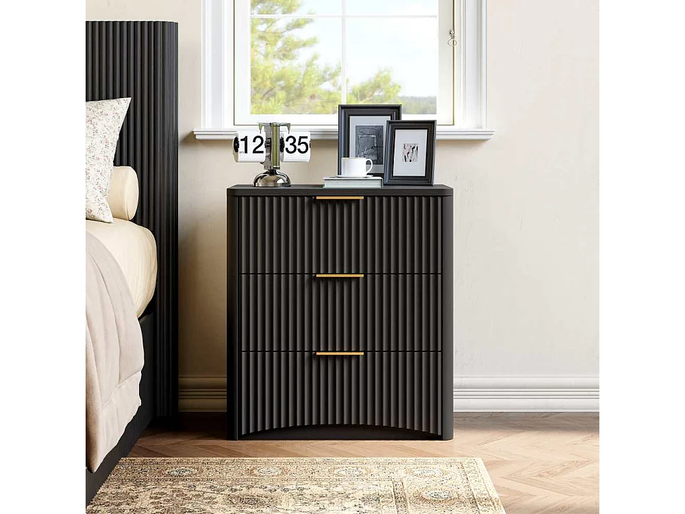 Klassischer Komfort mit 3 großen Schubladen, elegantem Scanal-Design, edlen Metallgriffen und stabilen, geräuschlosen Führungen