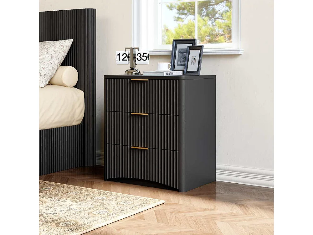 Klassischer Komfort mit 3 großen Schubladen, elegantem Scanal-Design, edlen Metallgriffen und stabilen, geräuschlosen Führungen