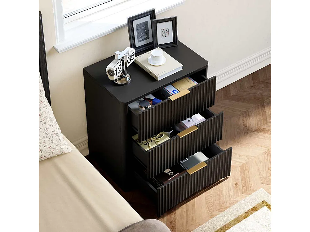 Klassischer Komfort mit 3 großen Schubladen, elegantem Scanal-Design, edlen Metallgriffen und stabilen, geräuschlosen Führungen