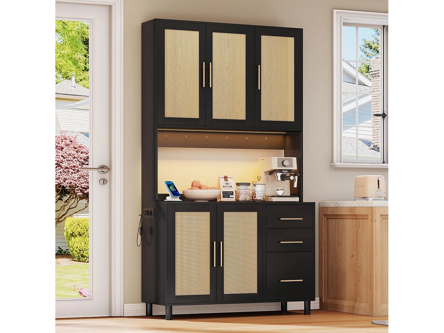 Rattan Dressoir met Multikleur LED, USB, Stopcontacten, 3 Lades, Verstelbare Planken en Gouden Metalen Handvatten – Ideaal voor Keuken en Eetkamer