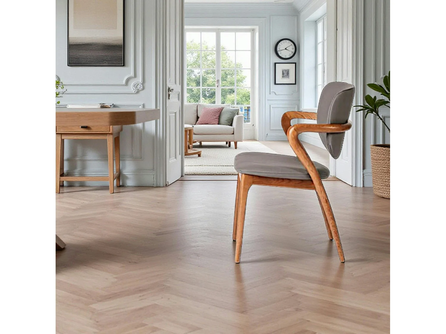 Chaise en cuir gris foncé, accoudoirs bois brun ALDER