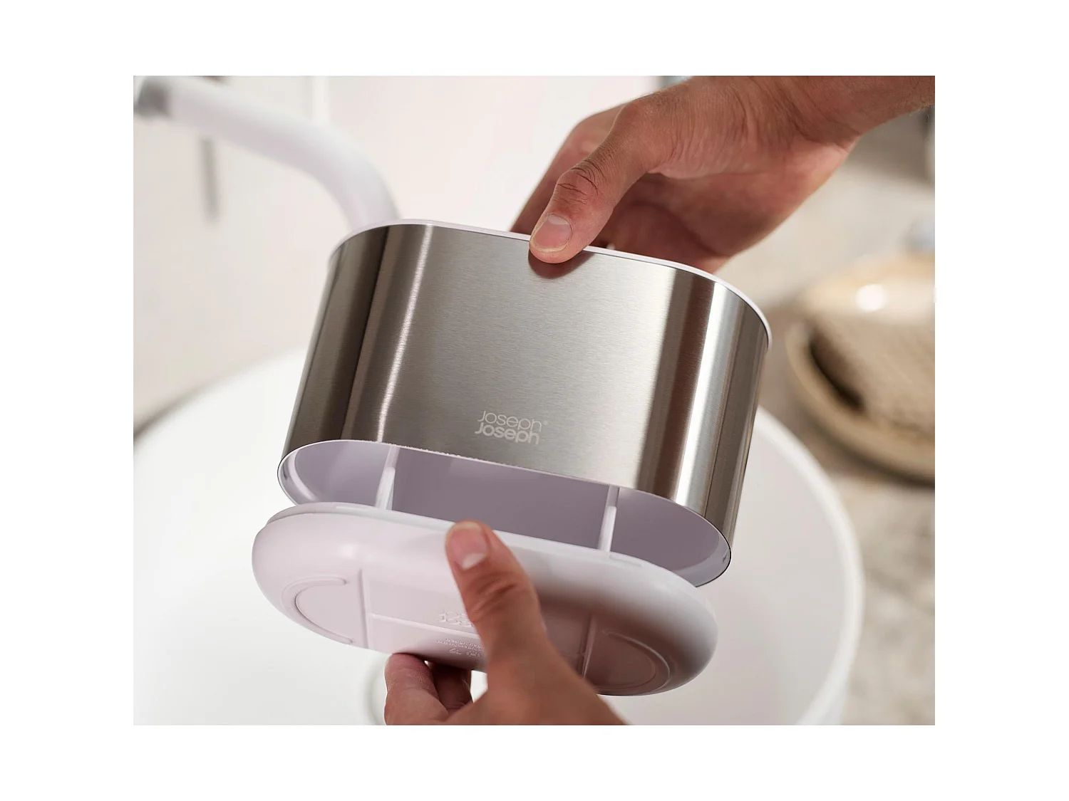 Duo Steel Toothbrush Caddy Large de Joseph Joseph, support pour brosses à dents, acier inoxydable, grande capacité, idéal pour brosses électriques et manuelles.