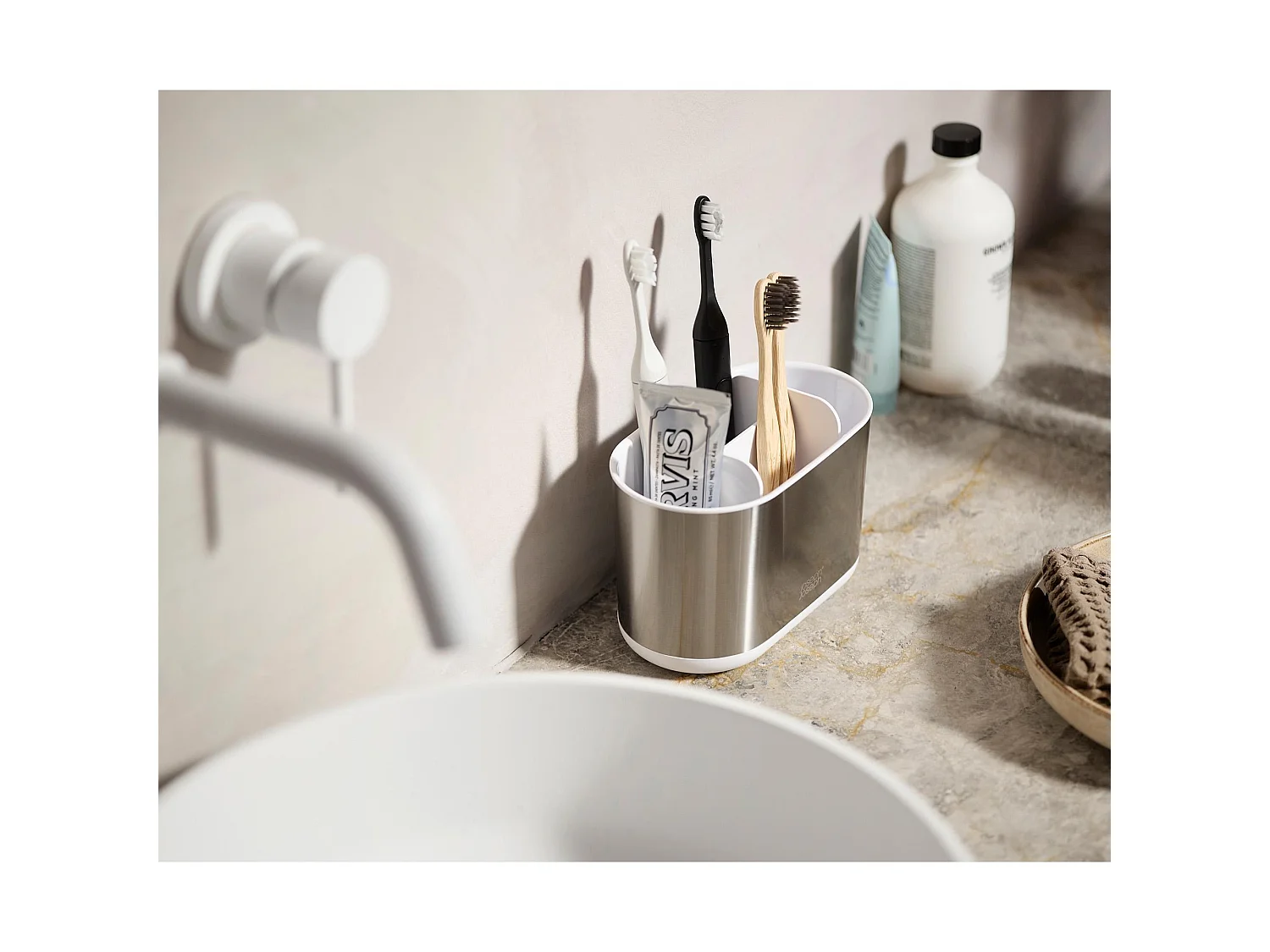 Duo Steel Toothbrush Caddy Large de Joseph Joseph, support pour brosses à dents, acier inoxydable, grande capacité, idéal pour brosses électriques et manuelles.