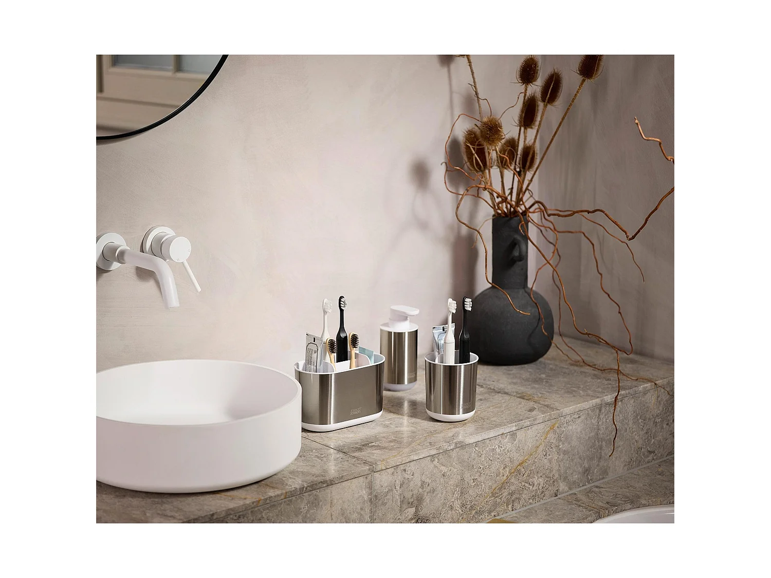 Duo Steel Toothbrush Caddy Large de Joseph Joseph, support pour brosses à dents, acier inoxydable, grande capacité, idéal pour brosses électriques et manuelles.