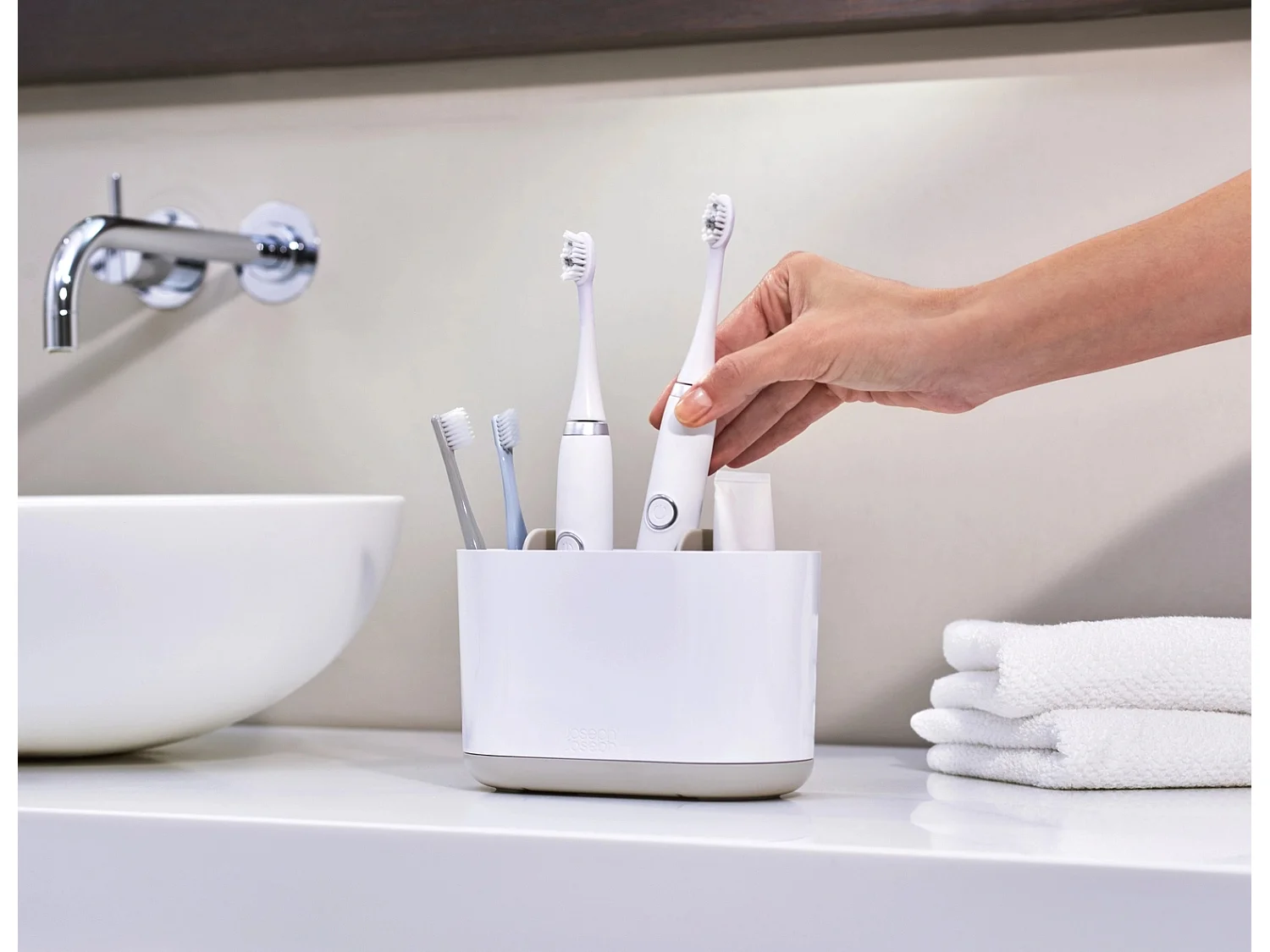 Cestino portaspazzolini grande Duo™ di Joseph Joseph, spazio per spazzolini, dentifricio e filo interdentale, facile da pulire e con base antiscivolo.