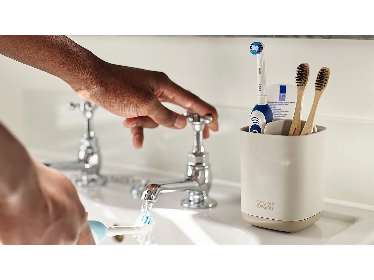 Porte-brosses Joseph Joseph EasyStore avec finition noire mate, organiseur divisé pour brosses manuelles et électriques, nettoyage facile.