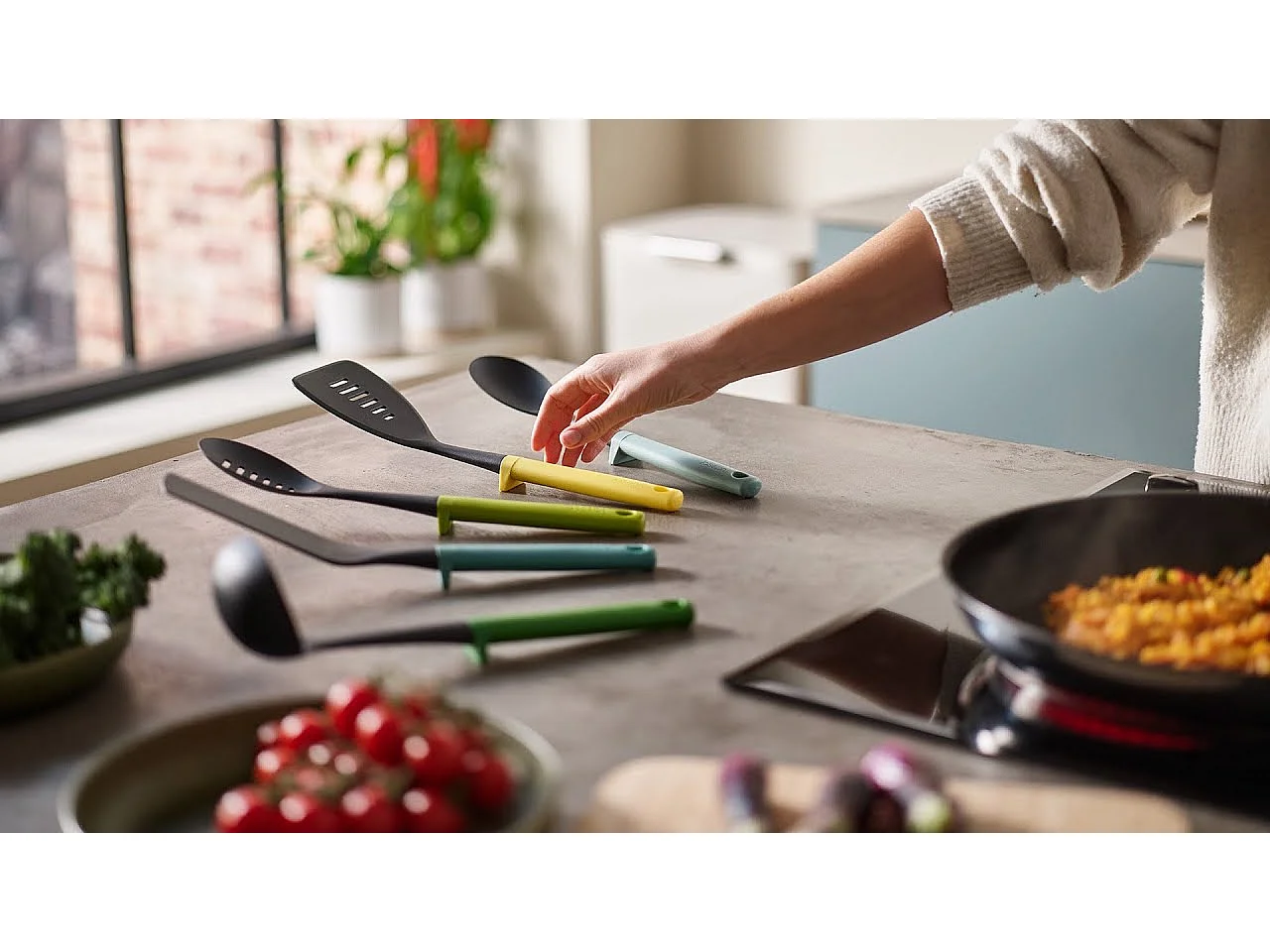 Set d’ustensiles Joseph Joseph Duo, 5 pièces avec support, couleur moderne et élégante, pratique et fonctionnel pour la cuisine.