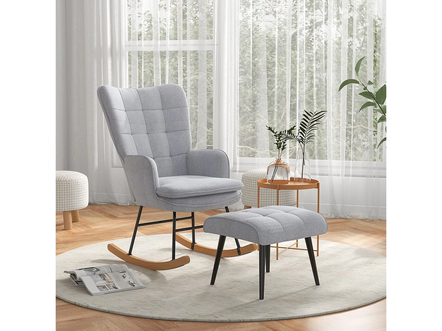 Fauteuil à bascule avec repose-pieds en polyester gris clair, dossier haut et accoudoirs
