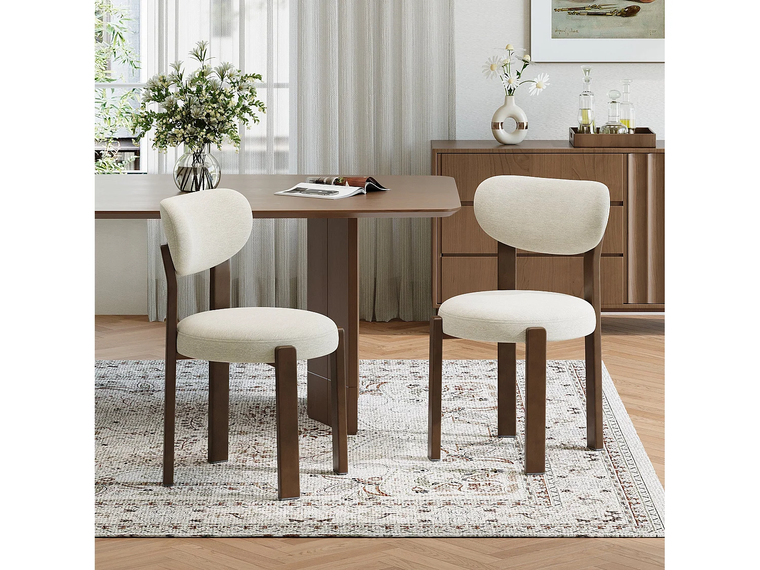 Set van 2 beige eetkamerstoelen, gebogen rugleuning, gewatteerde zitting, poten met walnootafwerking