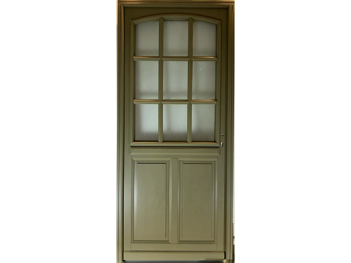 Puerta de entrada de madera con cristalera Andore verde gris oliva, H.215xL.80 cm, lado tablero P, izquierda, pomo, bombín, GD MENUISERIES sin manilla